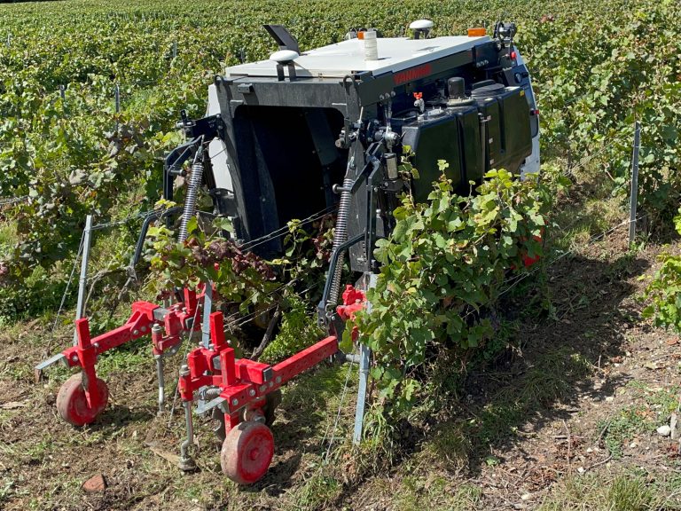 La polyvalence au service des vignobles : Un seul chenillard autonome pour traiter les vignes étroites et travailler les sols en toute sécurité