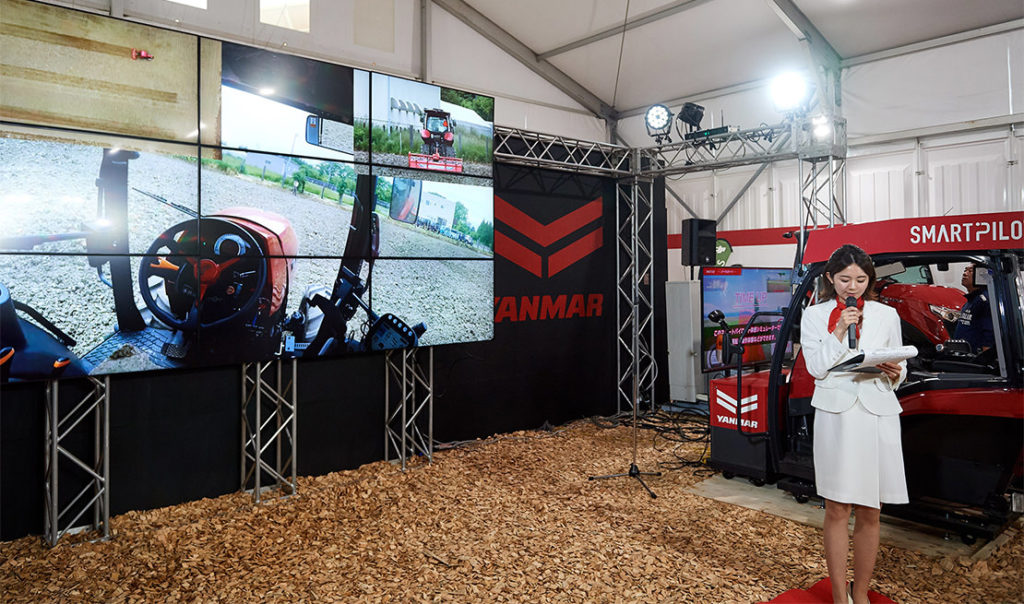 One of the things at the Yanmar booth that particularly grabbed the most attention was the product demonstration that allowed the visitors to experience the Robot Tractor via simulation. The operation and driving conditions in accordance with the movement of the displayed machine was displayed on the monitor.