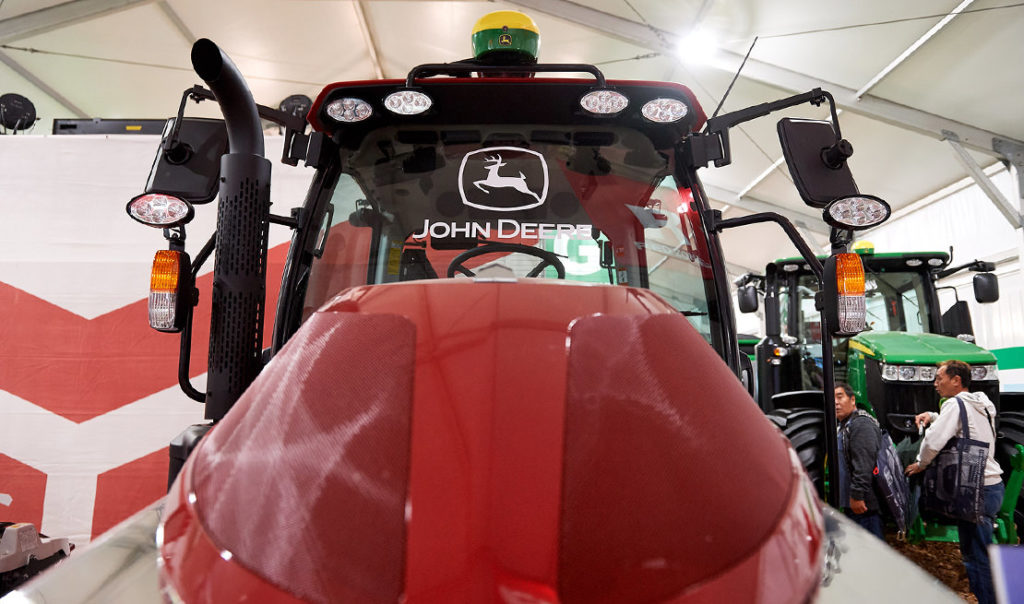A receiver installed on the roof of the tractor receives signals transmitted from the satellites. Easy installation and transfer becomes a big advantage at the time of installation.