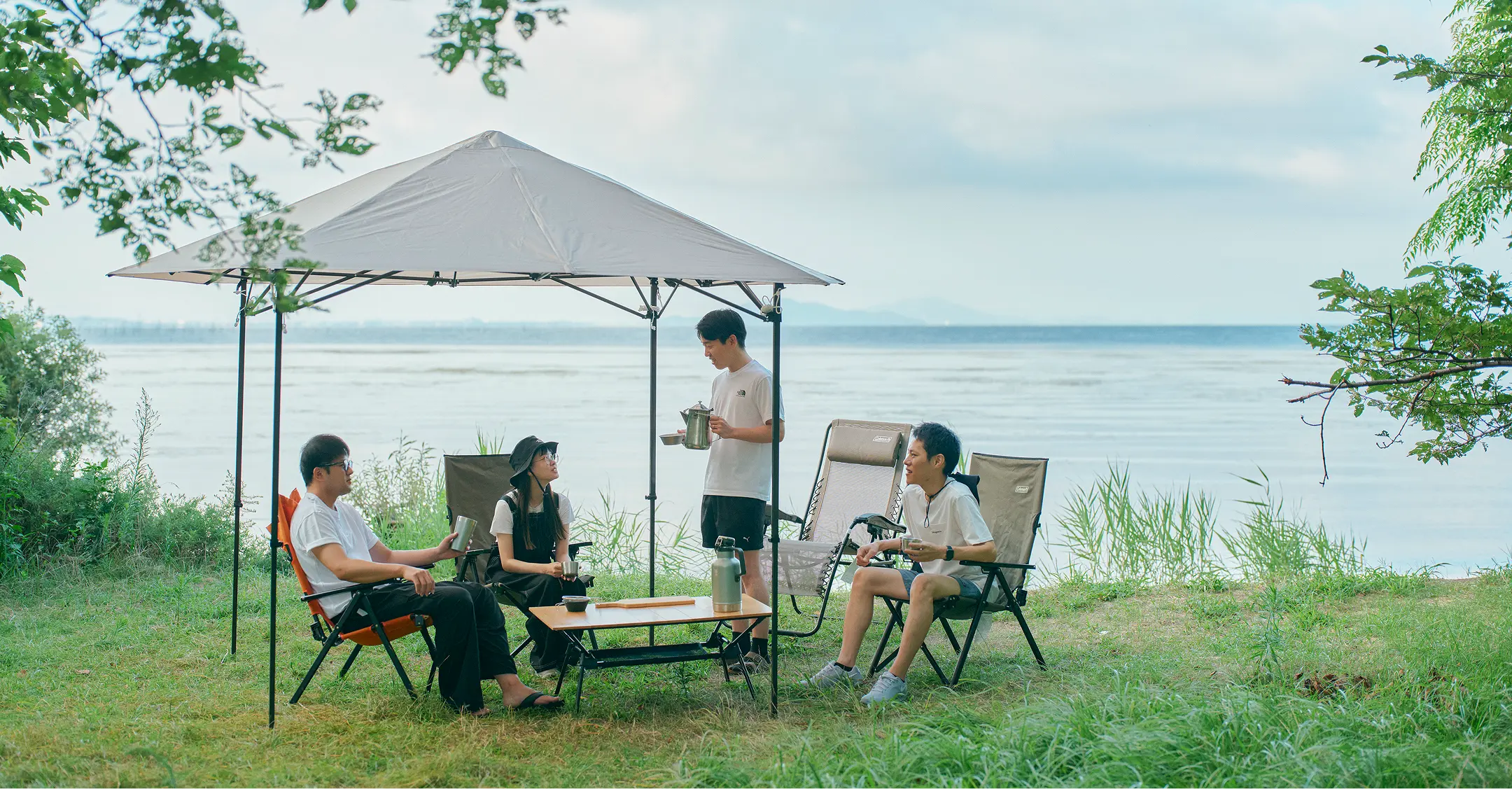 琵琶湖のほとりでキャンプを楽しむ社員たち