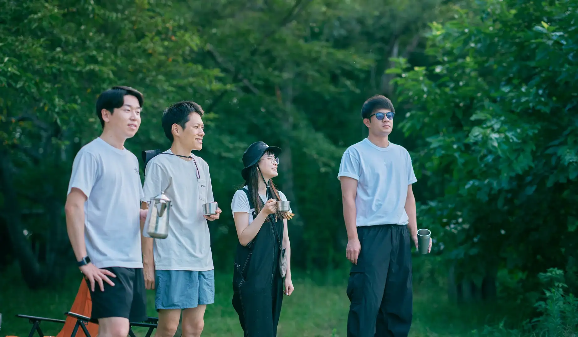 琵琶湖でリラックスする仲間たち