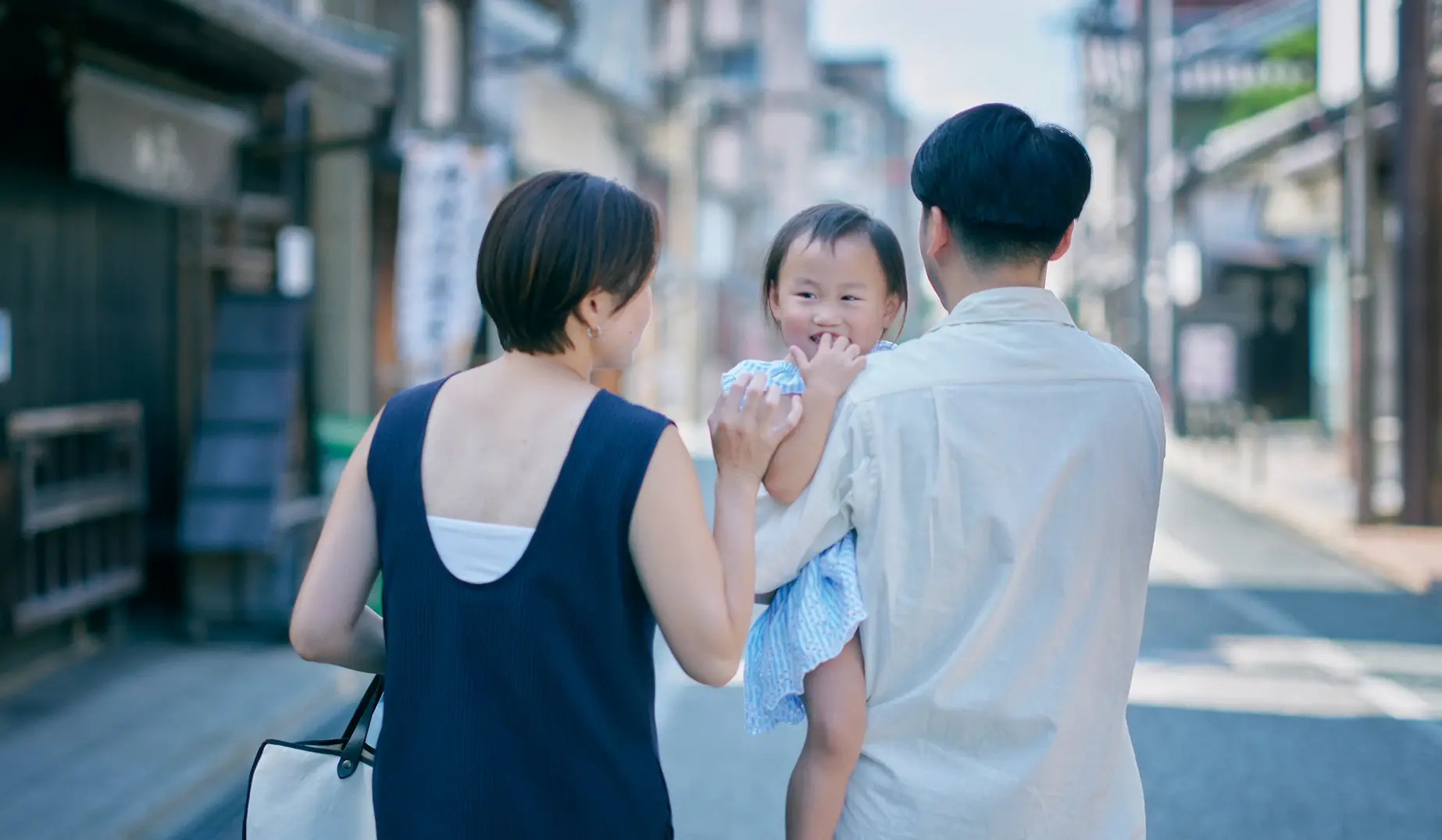 歴史ある街並みを歩く家族