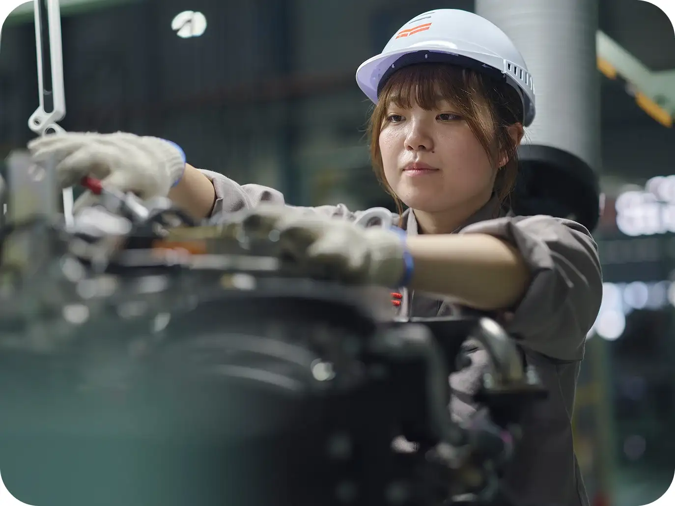 白いヘルメットを被った女性作業員