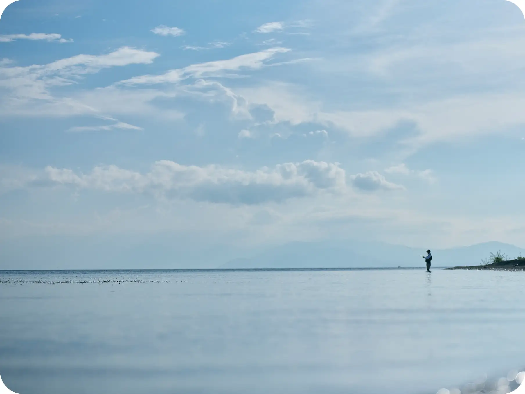 静かな琵琶湖の風景