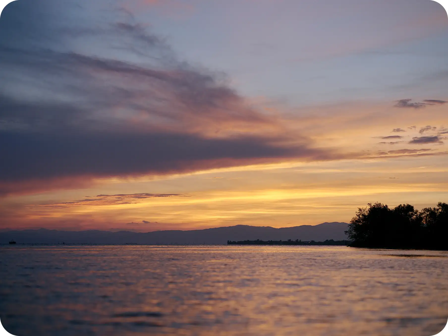 静かな琵琶湖の風景