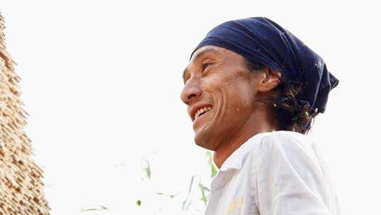 茅葺き職⼈ 相良 育弥 ⽒