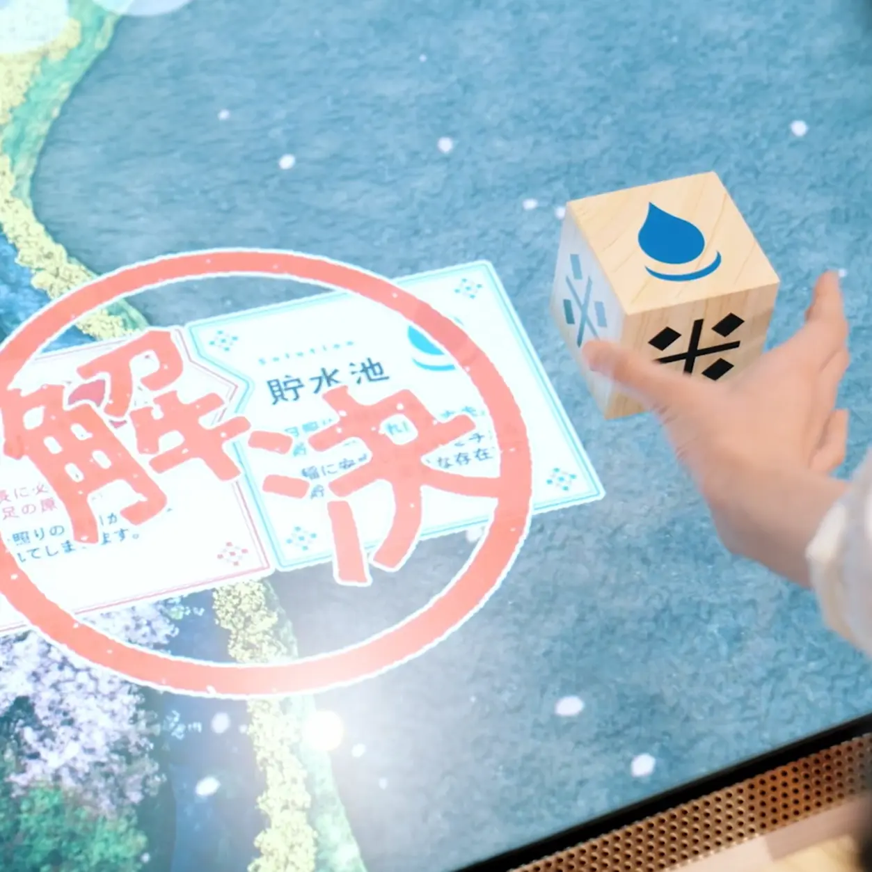 解説員の話を聞いている様子