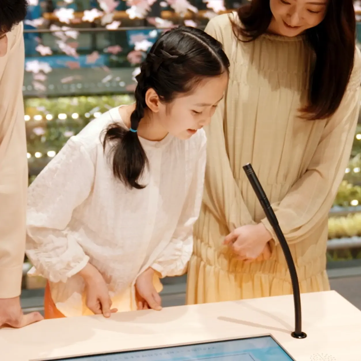 展示を見学している様子