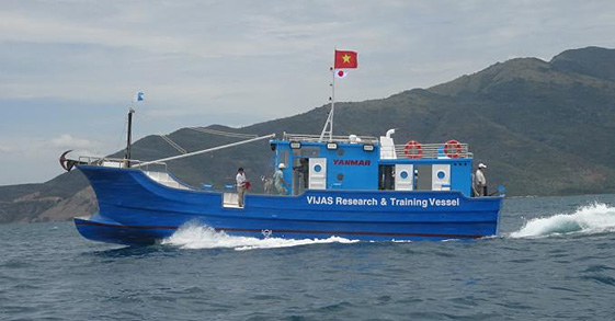 写真は現地で竣工したマグロ漁船(実証船)