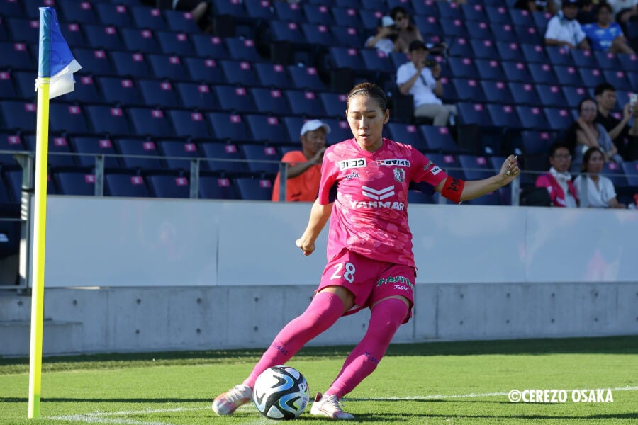 Wakisaka fills the role of kicker in set plays making efficient use of her distinctive and precise kicks