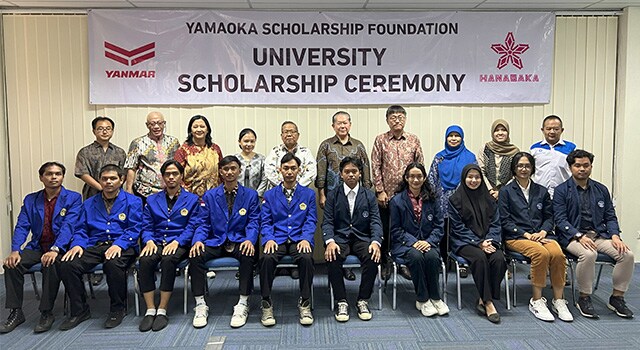 インドネシア大学生 奨学生証書授与式の様子、集合写真