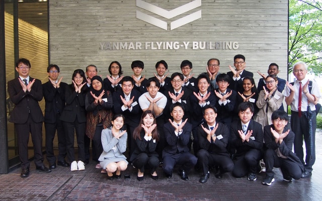 奨学生証書授与式での集合写真