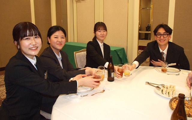 卒業を祝う会の様子