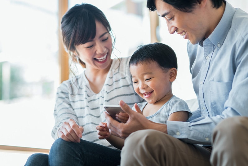 家族が共に過ごしている写真