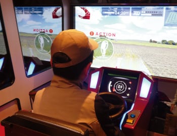 農業機械をリアルに体験できるシミュレーター