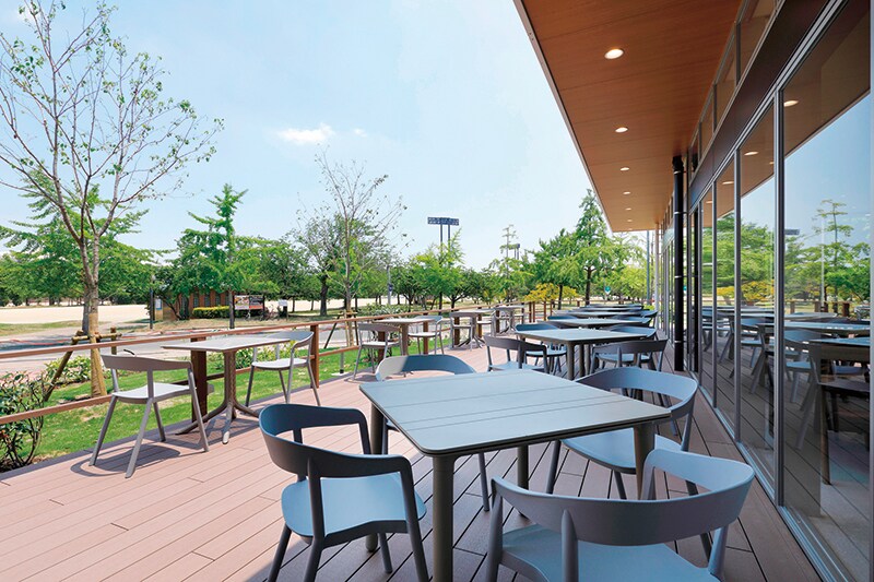 自然を感じるテラス席