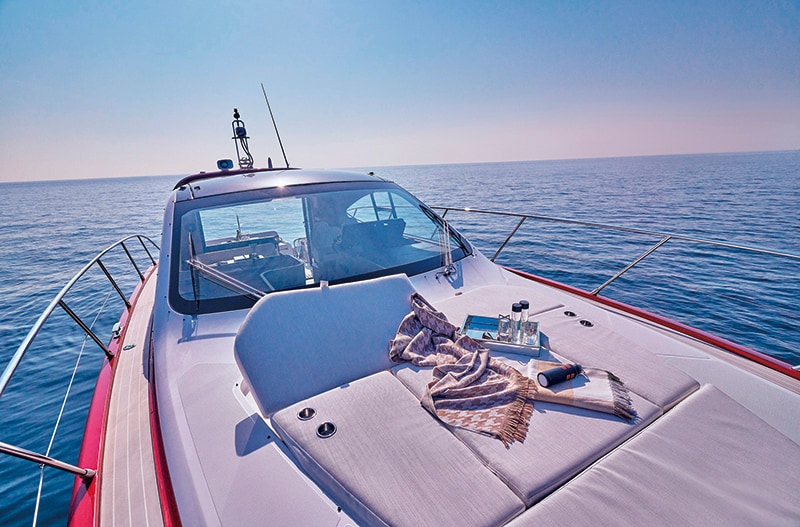 バウに設けた優雅なサンベッド