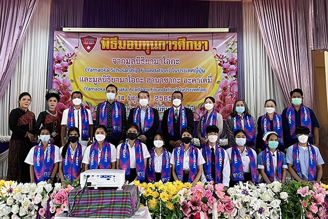 タイにおけるタン・プーイン・ジャンティマ―・プンバラミー高等学校の奨学生証書授与式