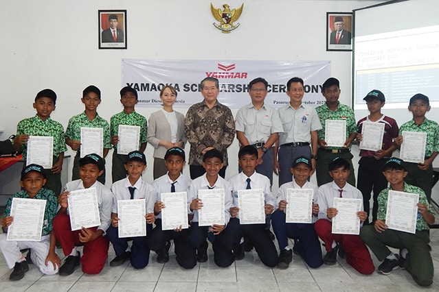 インドネシア（スラバヤ）における中学生の奨学生証書授与式