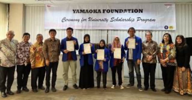 インドネシアにおける大学生の奨学生証書授与式