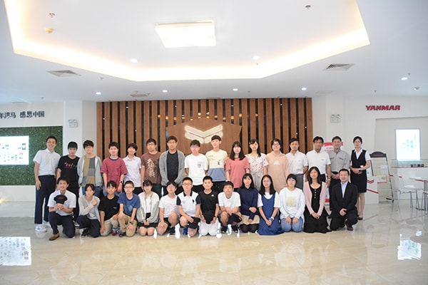 蘇州日本人学校中学部の生徒と教職員