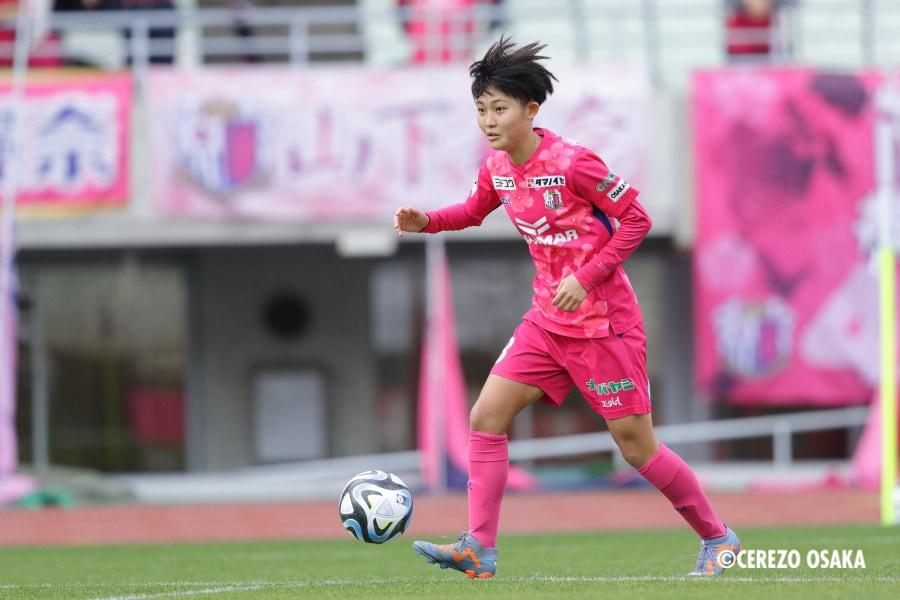 足元の技術を生かし、攻撃の起点としてもチームに貢献している［写真］