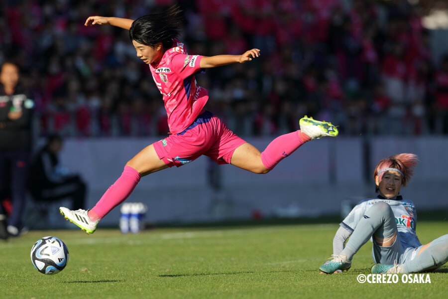 白垣の大胆かつ躍動感のあるプレーは、ピッチ上で異彩を放つ［写真］