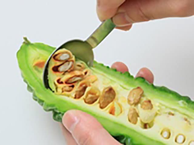 ゴーヤの種とわたを取る