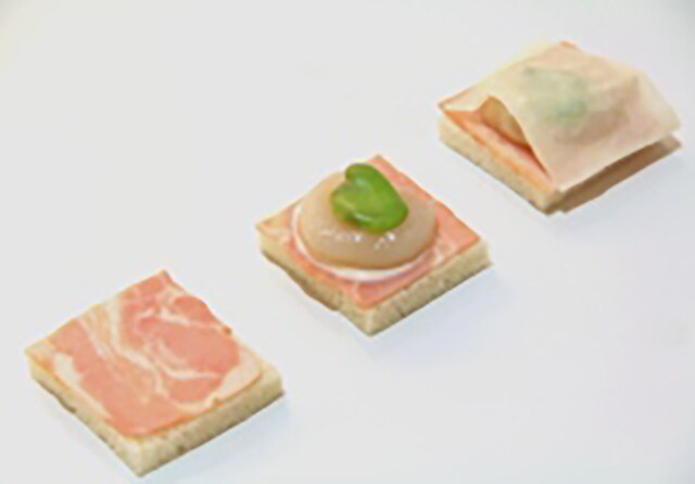 パンの上に材料をのせる