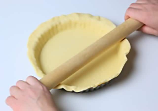 キッシュの生地をめん棒で伸ばす