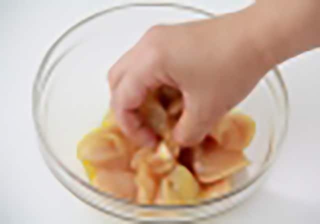 鶏肉とホタテに下味をつける