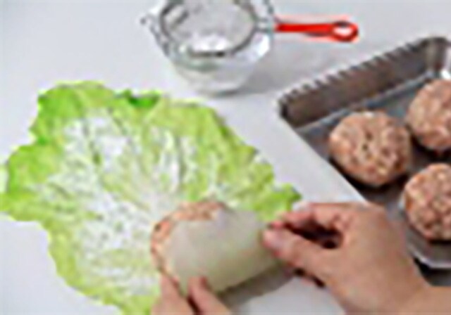 鶏ミンチをハクサイで巻く