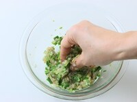 豚ミンチを入れてよく練る