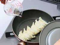 蒸し焼きにする