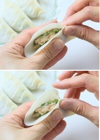 ギョウザの皮で包む