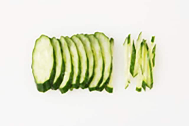 キュウリをせん切りにする