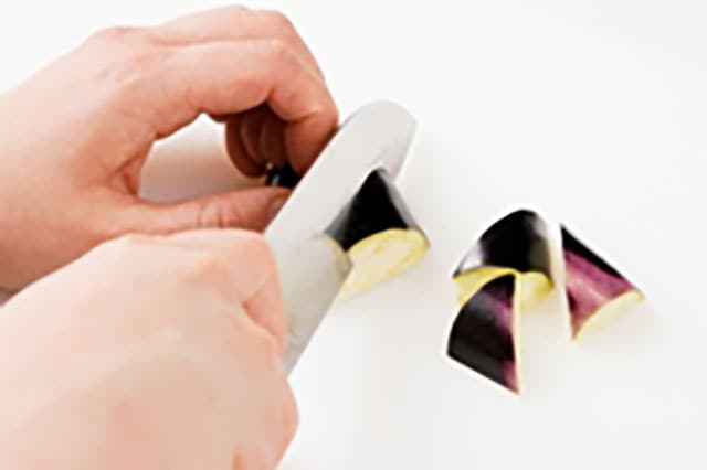 ナスをひと口大に切る