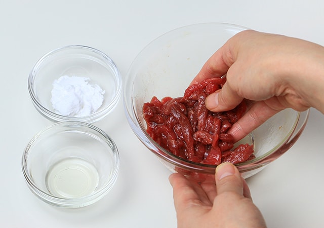牛肉の下味を付ける