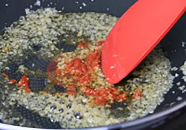 白ネギとショウガを炒める