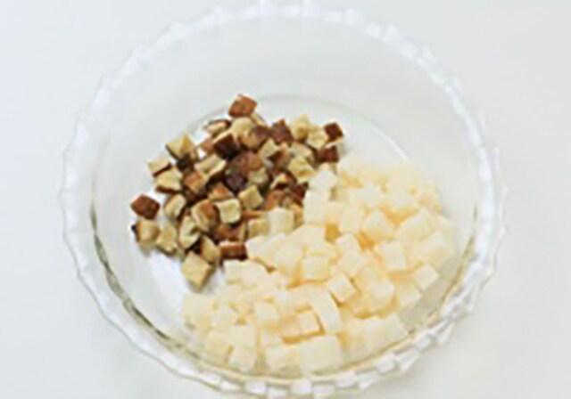 干シイタケとタケノコを切る