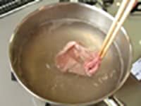 牛肉を熱湯で茹でる