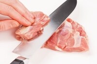鶏肉を切る
