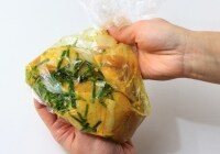 鶏肉に調味料をもみ込む