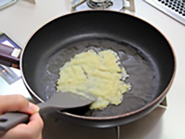 タマネギをじっくり炒める