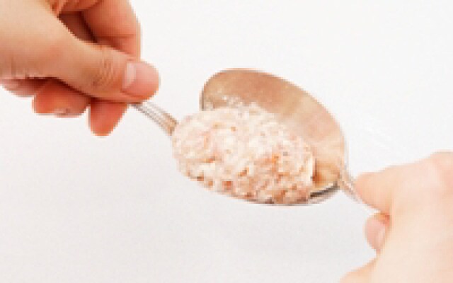 鶏ミンチを丸める