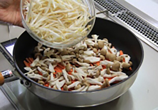野菜を蒸し煮する