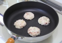 つぶしたサトイモの両面をカリッと焼く