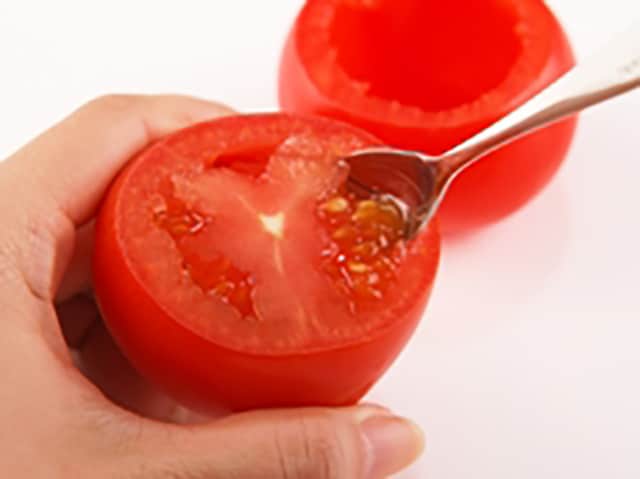 トマトをくり抜く