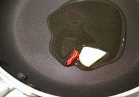 ニンニクとEVオリーブ油を火にかける