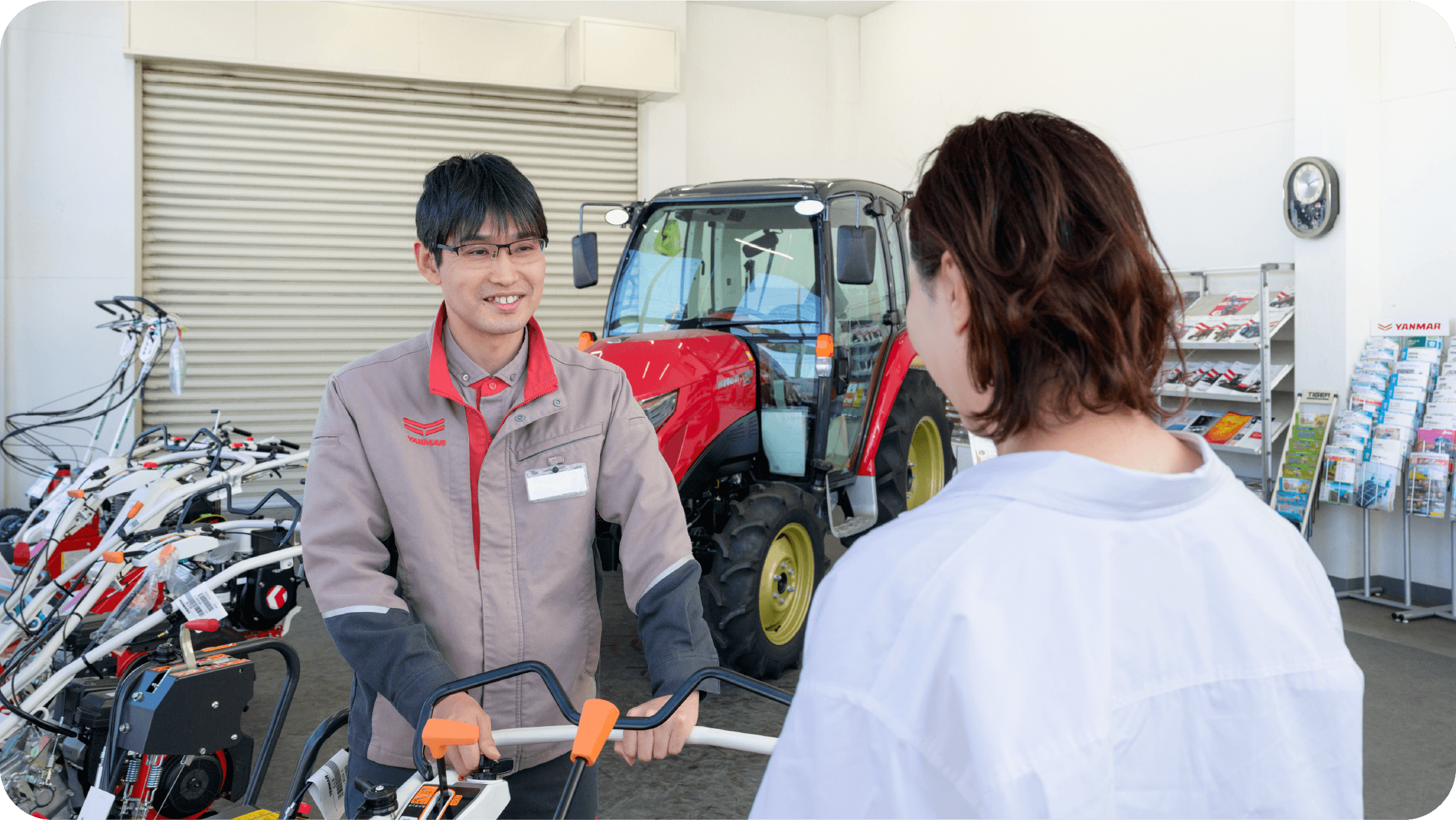 初めてのお店だと「入りづらい…」と感じる方もいらっしゃるかもしれません。でも、気軽に立ち寄れるのがヤンマーのお店です。実機を展示しているお店だと、機械に触れながらスタッフの説明を受けられるため、ネットやカタログではわからない実感が得られます。